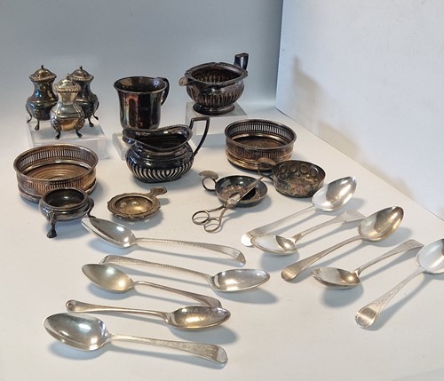 Lot 184 - 9 Georgian silver table spoons, 19ozt gross,...