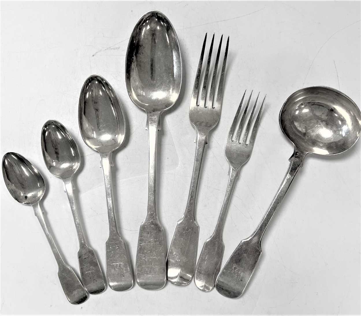 Lot 401 - A 38-piece set of Victorian silver flatware