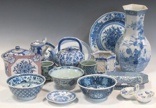 Lot 62 - A group of mainly Chinese porcelains, various...