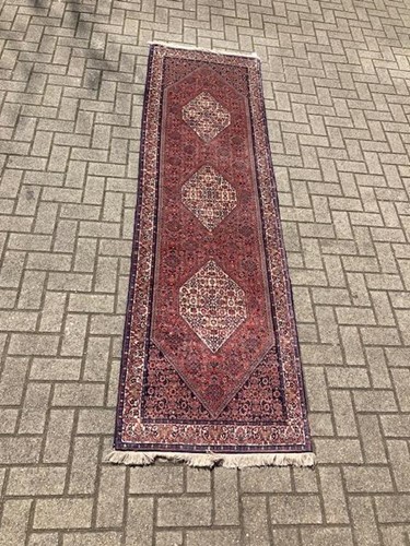 Lot 560 - A Bidjar runner rug, 268 x 77cm