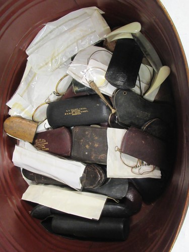 Lot 111A - A large collection of various vintage...