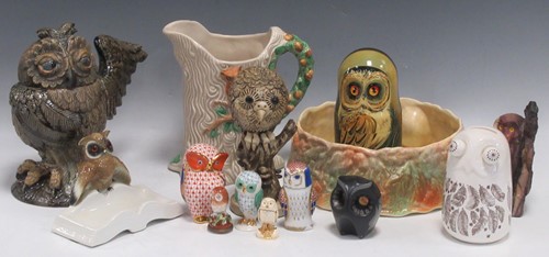 Lot 59 - A Clarice Cliff Newport pottery owl jug, a...