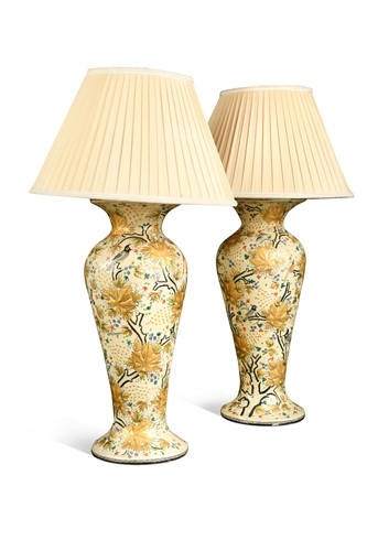 Lot 572 - A pair of papier mâché painted urn shaped table lamps, modern