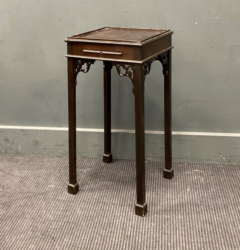 Lot 530 - Small Chippendale style urn stand 63 x 30 x 30cm