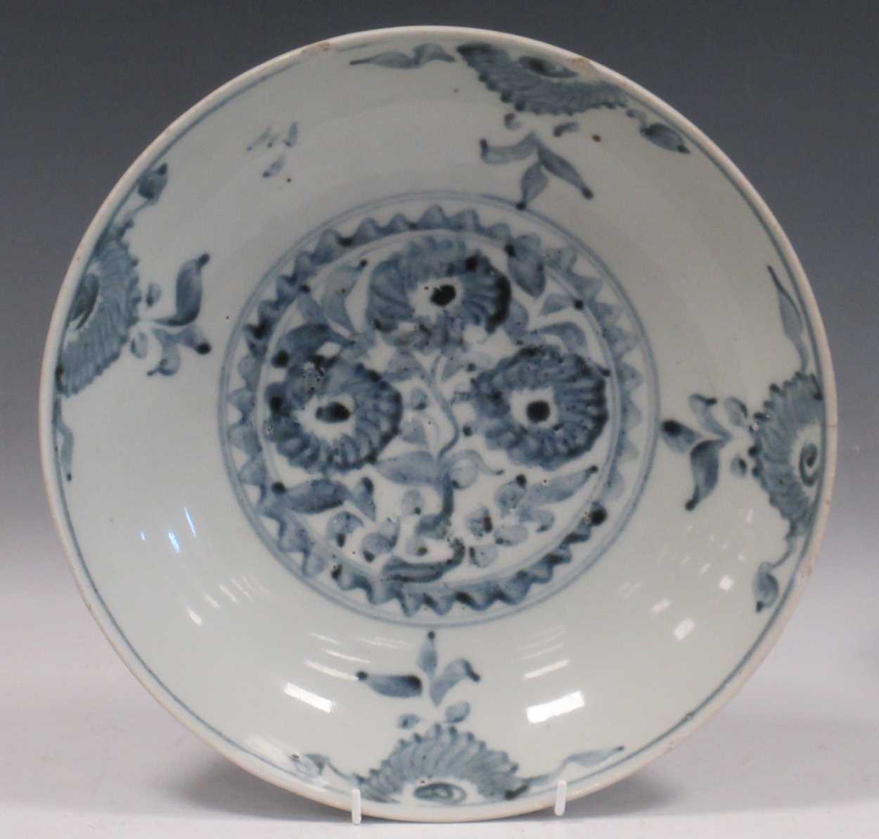Lot 16 - A Chinese provincial blue and white porcelain dish, Sawtow type, Ming Dynasty, Wanli Emperor