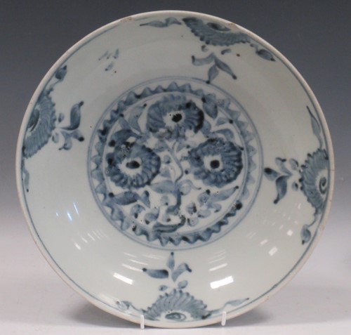 Lot 16 - A Chinese provincial blue and white porcelain dish, Sawtow type, Ming Dynasty, Wanli Emperor