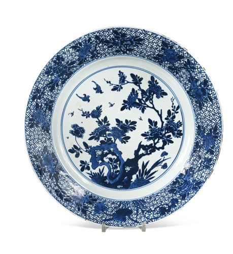 Lot 468 - A Chinese blue and white porcelain large plate, Kangxi (1662 - 1722)