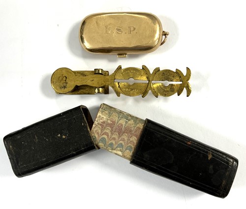 Lot 440 - A 9ct gold twin sovereign case, together with a brass rocker coin scale