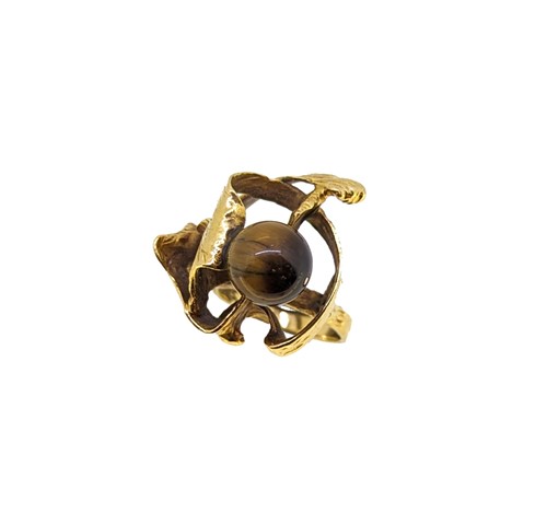 Lot 61 - An 18ct gold tiger's eye dress ring