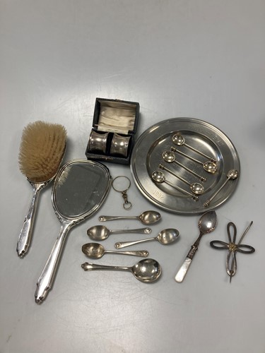 Lot 219 - A small collection of silverware, mainly...