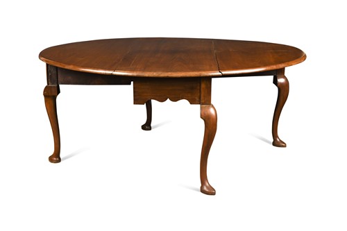 Lot 907 - A George II mahogany gateleg dining table