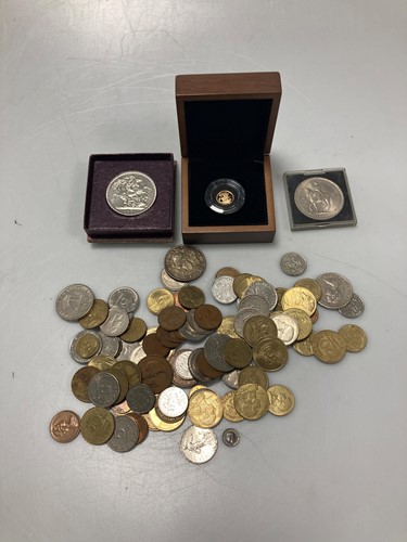 Lot 179 - A proof issue quarter sovereign cased by the...