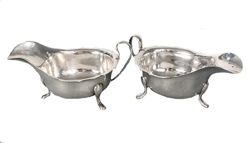 Lot 561 - A pair of George VI silver sauce boats