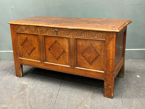 Lot 383 - An oak coffer chest, 67 x 127 x49cm