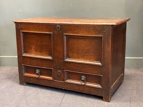 Lot 384 - An oak mule chest of small size 72 x 101 x 54cm