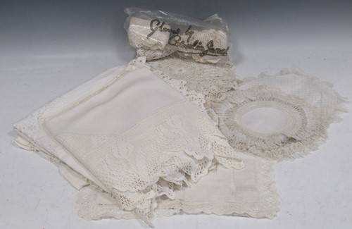 Lot 123 - A collection of linen and damask cloths,...