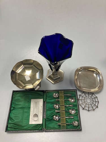 Lot 208 - A quantity of silver including a cased set of...
