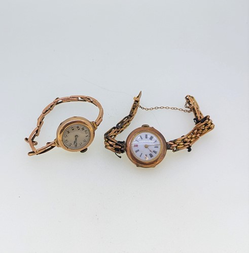 Lot 184 - A 9ct gold lady's wristwatch on an expanding...