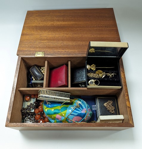 Lot 195 - A large collection of jewellery, including a...