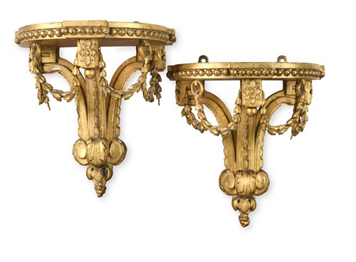 Lot 540 - A pair of carved giltwood and gesso wall brackets
