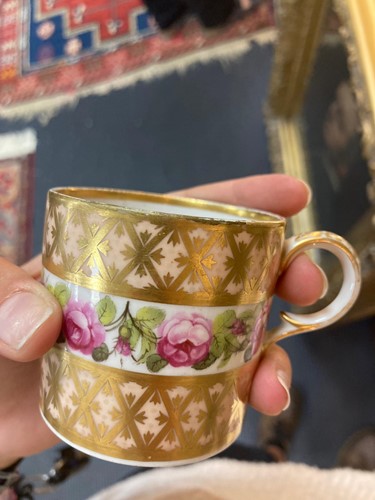 Lot 22 - Various small porcelain cups, coffee cans,...