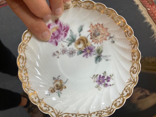 Lot 22 - Various small porcelain cups, coffee cans,...