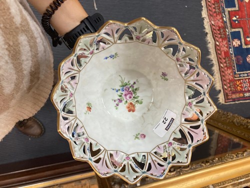 Lot 22 - Various small porcelain cups, coffee cans,...