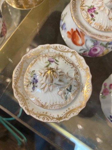 Lot 22 - Various small porcelain cups, coffee cans,...