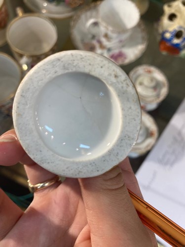 Lot 22 - Various small porcelain cups, coffee cans,...