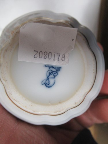 Lot 22 - Various small porcelain cups, coffee cans,...