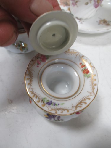 Lot 22 - Various small porcelain cups, coffee cans,...