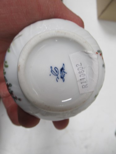 Lot 22 - Various small porcelain cups, coffee cans,...