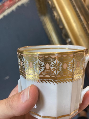 Lot 22 - Various small porcelain cups, coffee cans,...