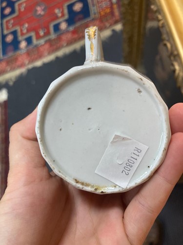 Lot 22 - Various small porcelain cups, coffee cans,...