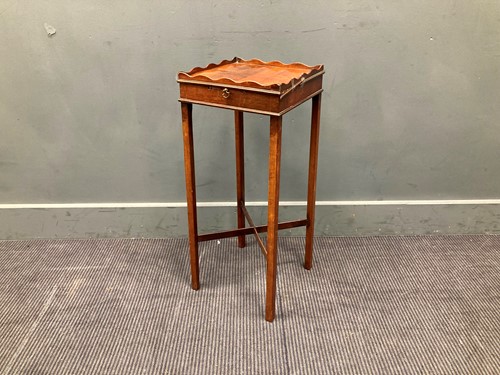 Lot 529 - A mahogany urn stand 69 x 29 x 29cm