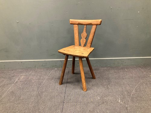 Lot 475 - A primitive oak chair 77 x 40 x 37cm