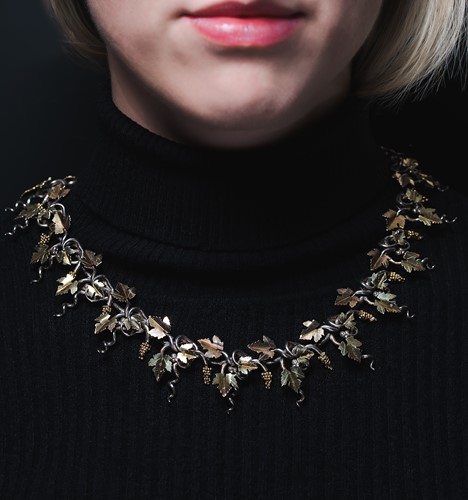 Lot 10 - Brett Payne - An 18ct gold and silver grape vine and corkscrew necklace