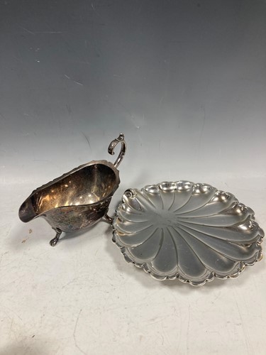 Lot 221 - A silver plated shell shaped dish and a sauce...