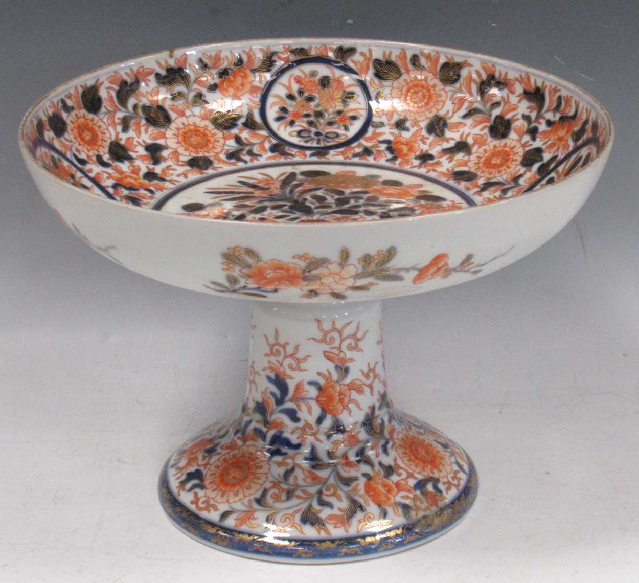 Lot 21 - An Imari pattern pedestal bowl, decorated with...