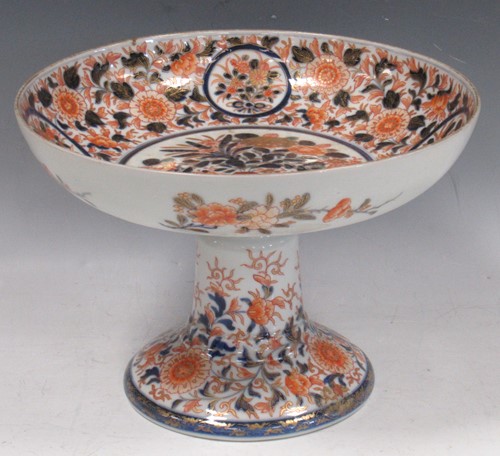 Lot 21 - An Imari pattern pedestal bowl, decorated with...