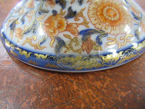 Lot 21 - An Imari pattern pedestal bowl, decorated with...