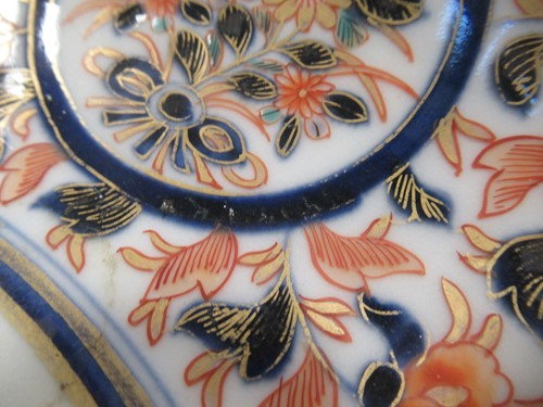 Lot 21 - An Imari pattern pedestal bowl, decorated with...