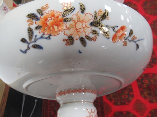Lot 21 - An Imari pattern pedestal bowl, decorated with...