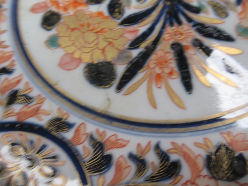 Lot 21 - An Imari pattern pedestal bowl, decorated with...