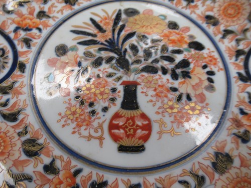 Lot 21 - An Imari pattern pedestal bowl, decorated with...