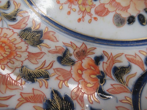 Lot 21 - An Imari pattern pedestal bowl, decorated with...