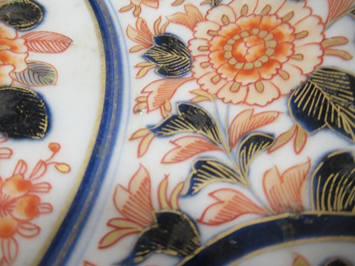 Lot 21 - An Imari pattern pedestal bowl, decorated with...