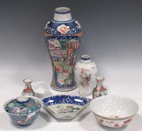 Lot 19 - A group of eight oriental porcelain items,...