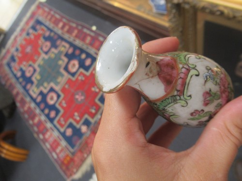 Lot 19 - A group of eight oriental porcelain items,...