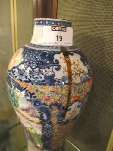 Lot 19 - A group of eight oriental porcelain items,...